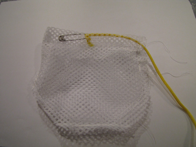 SX10886 Thread the rope through the pouch